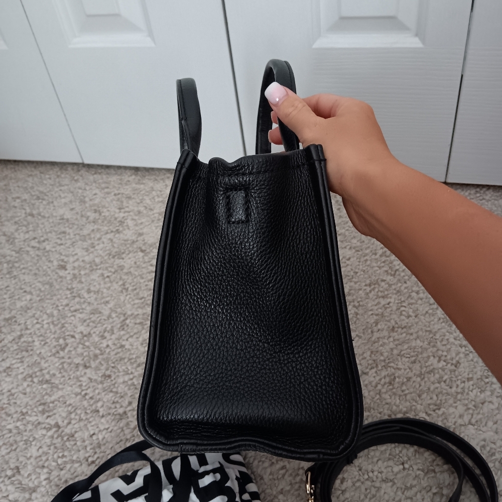 Just Showing ❤️ Marc Jacobs Small Black Leather "The Tote" Bag - Picture 6 of 16